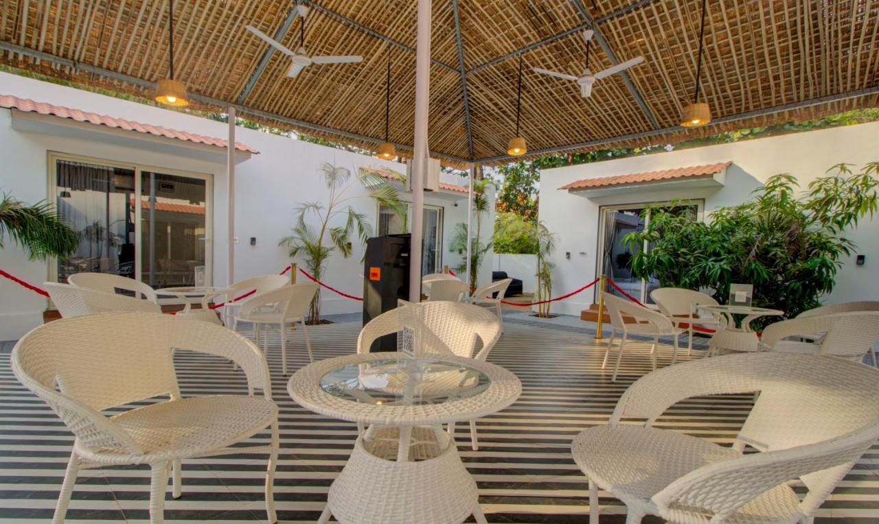 Treebo Code Red Hotel Morjim Bagian luar foto