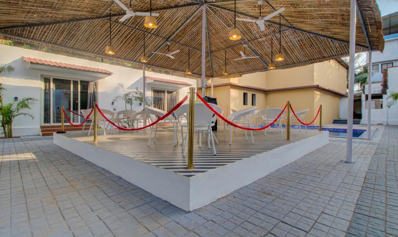 Treebo Code Red Hotel Morjim Bagian luar foto