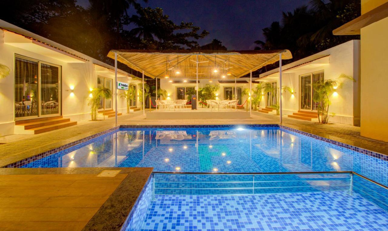 Treebo Code Red Hotel Morjim Bagian luar foto
