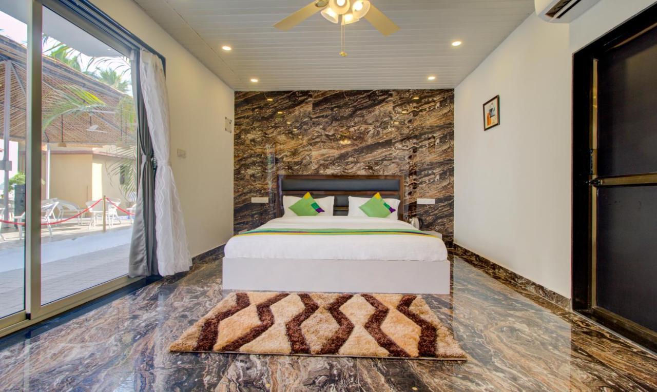 Treebo Code Red Hotel Morjim Bagian luar foto