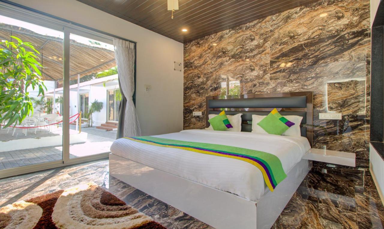 Treebo Code Red Hotel Morjim Bagian luar foto