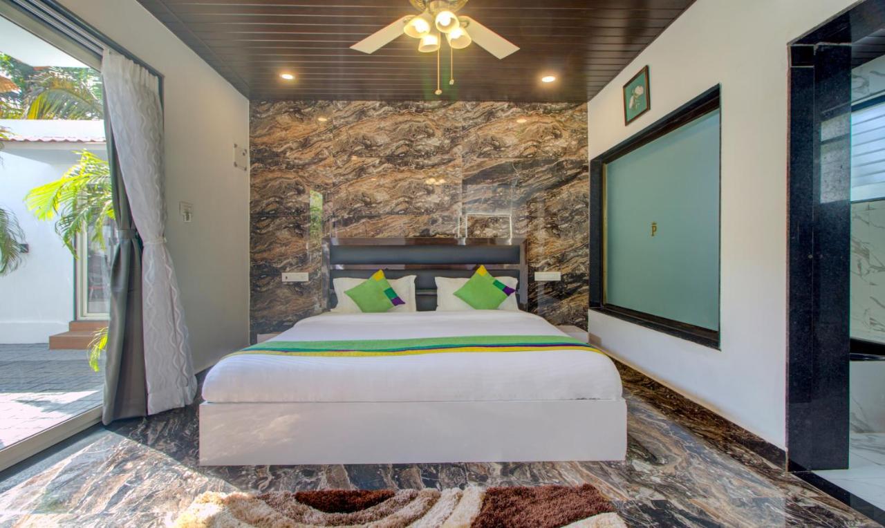 Treebo Code Red Hotel Morjim Bagian luar foto