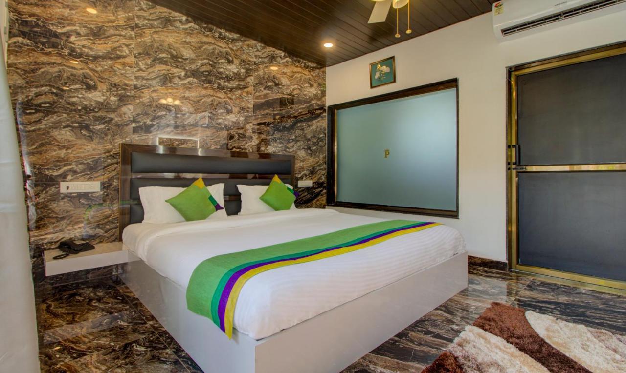 Treebo Code Red Hotel Morjim Bagian luar foto
