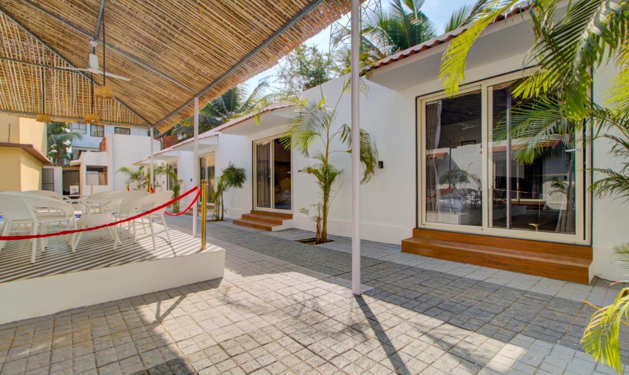 Treebo Code Red Hotel Morjim Bagian luar foto