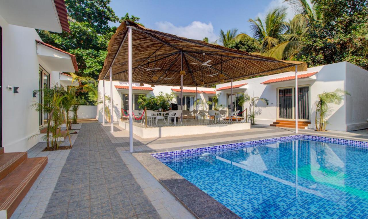 Treebo Code Red Hotel Morjim Bagian luar foto