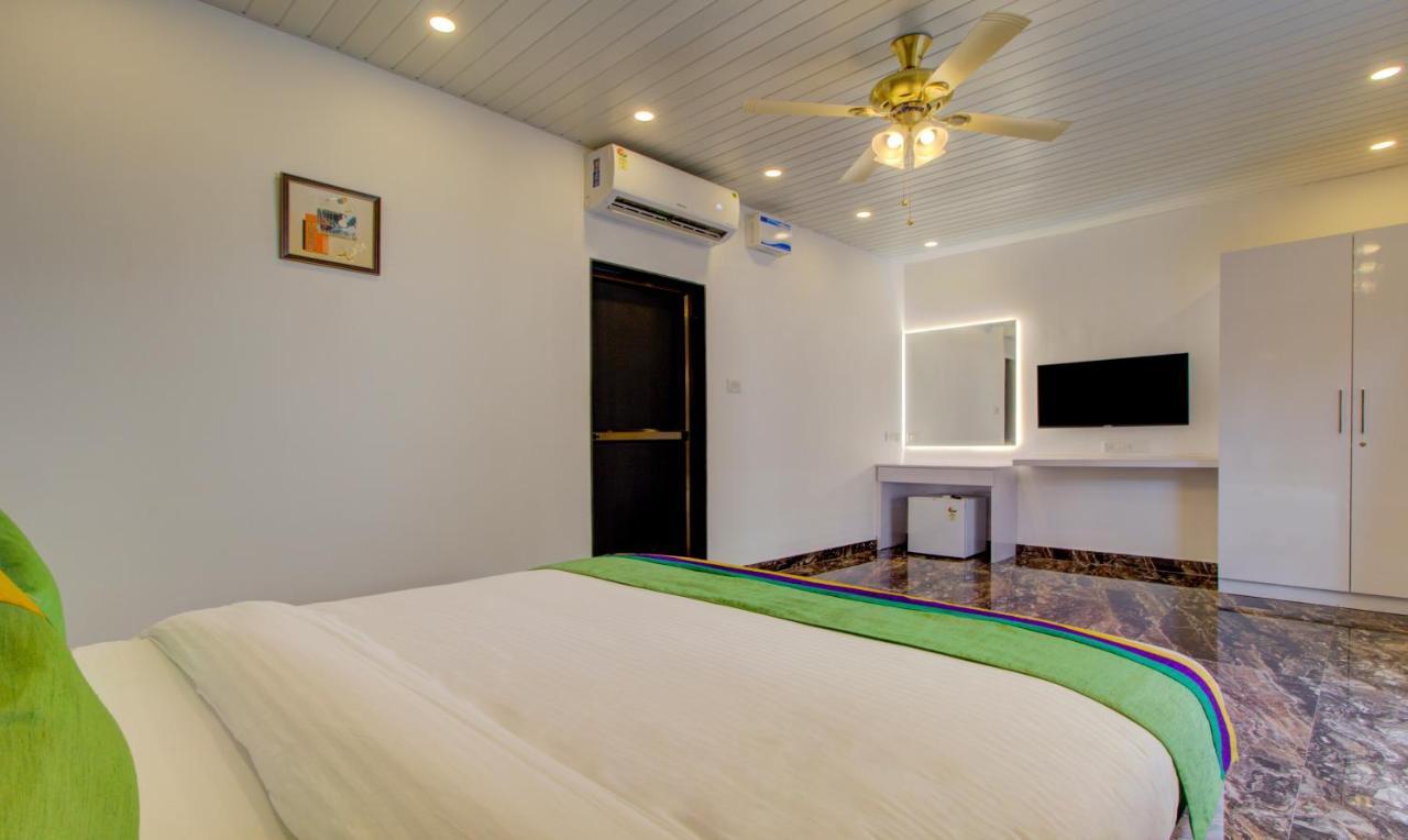 Treebo Code Red Hotel Morjim Bagian luar foto
