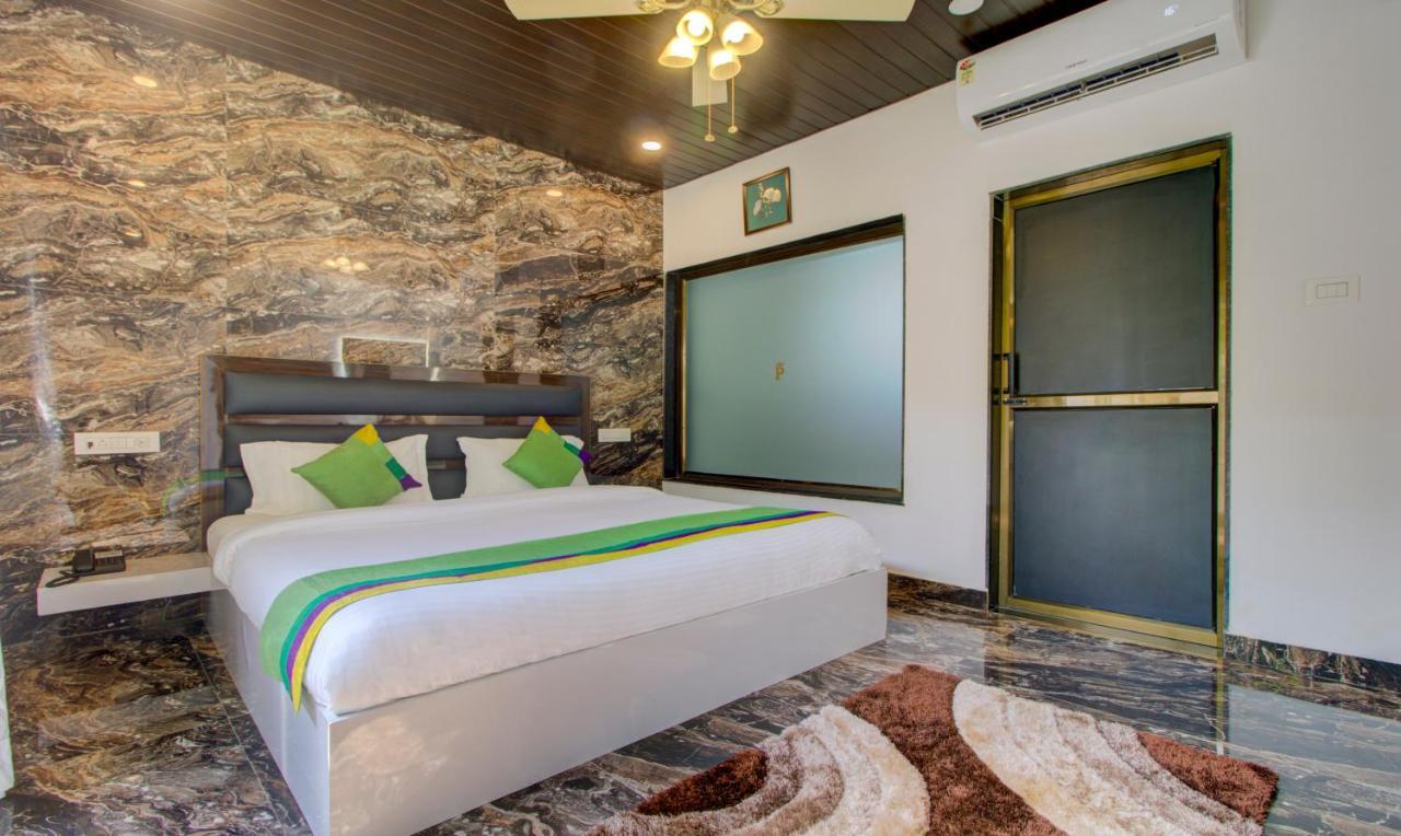 Treebo Code Red Hotel Morjim Bagian luar foto